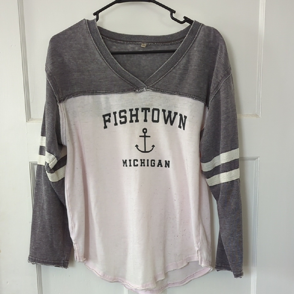 Source Unknown Gray & White Fishtown Michigan V‑Neck Long Sleeve Tee